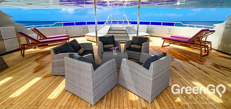 Highlights-of-the-Camila-Galapagos-Jacuzzi-Area